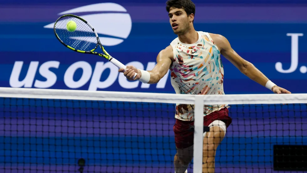 Carlos Alcaraz returnerar en serve i matchen mot Alexander Zverev.