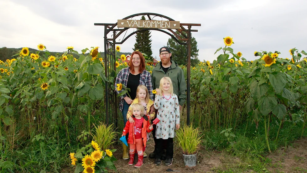 Lisa och Marcus, tillsammans med döttrarna, Tora, Freja och lilla Annie längst fram hälsar välkommen till solroslabyrinten.