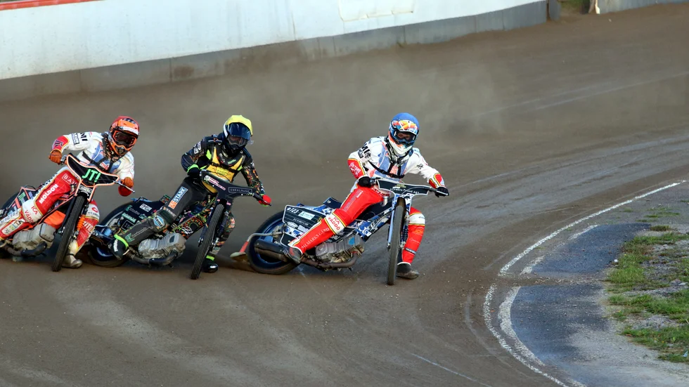 Christoffer Selvin (blå) mot täten före Bastian Borke och Kevin Pedersen.