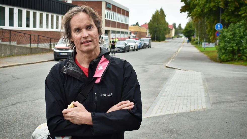 Roger Marklund, lärare på Björkskolan, är kritisk till att det inte finns något övergångsställe vid korsningen.