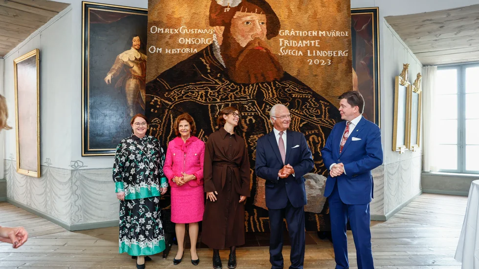 Helena Norlén, drottning Silvia, konstnären Frida Lindberg, kung Carl Gustaf och talman Andreas Norlén vid en textilväv föreställande Gustav Vasa. Vi 