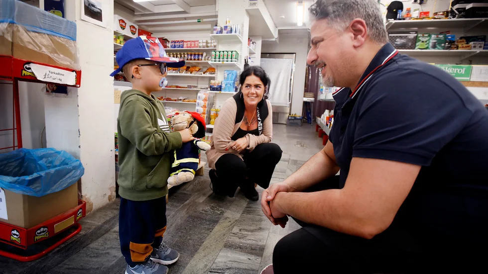 Charlie, 3, följde med mamma för att tacka Radhi Jaleel som tillsammans med en kompis rusade ut för att hjälpa till vid olyckan.