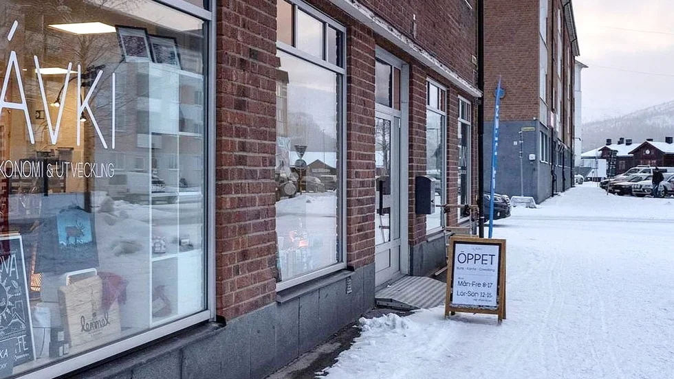 Butikens nuvarande placering och dess tidigare som skymtas längst bort i bild; inne i järnvägsstationen.