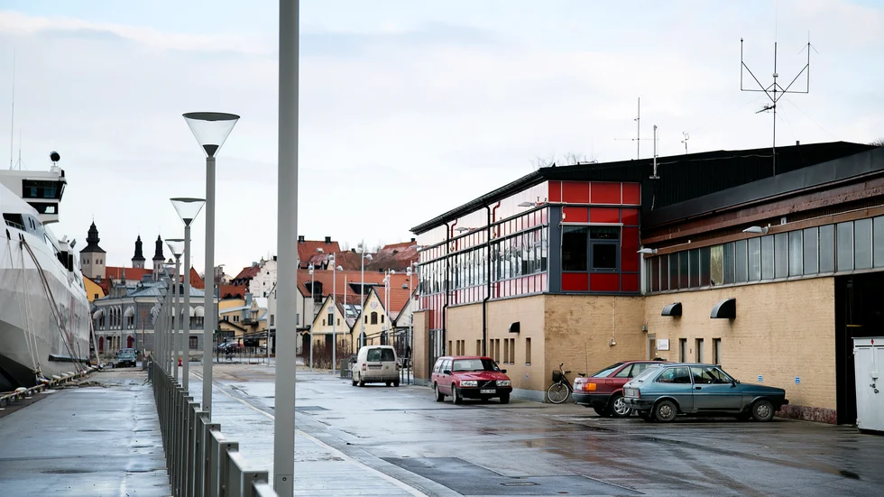 Målningen gjordes vid den gamla hamnterminalen i Visby hamn. Den har sedan dess avlägsnats.