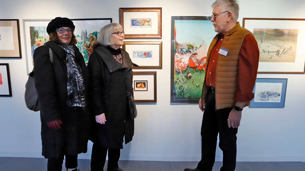 Gunnar Johansson hälsar från vänster Lilian Eriksson och Elisabeth Blomkvist välkomna till konstloppisen.