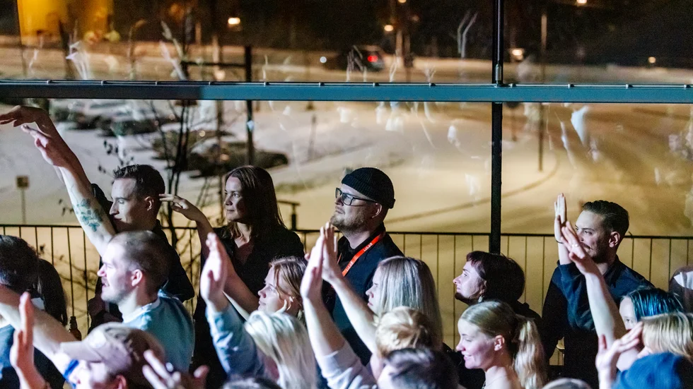 Projektledare Robin Lindquist (med rött band runt halsen) under förra årets Luleå live, då tiotusentals Luleåbor var ute på stan.