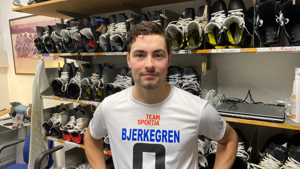 Albin Bjerkegren lämnar IFK Motalas nedlagda elitserielag. Ny klubb blir Sandvikens AIK där Bjerkegren spelat tidigare.