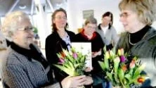 PRISAD. Mia Jacobsson, en föregångarE för kvinnliga företagare fick blommor av Ingrid Hammarström. Även döttrarna Lena Påhlsson, Eva Lisa Lantz och Barbro Larsson fick dela hennes pris.