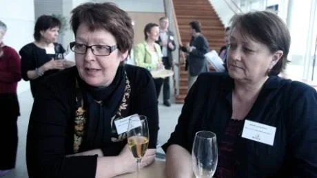 Vill konkurrera. Margareta Sjöström och Barbro Engström, barn- och utbildningsförvaltningen, vill ha samma priser som på fastlandet för att kunna konkurrera om mötesplatsen. Foto: Bengan Zettergren