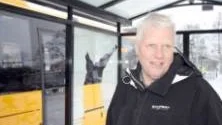BEDRÖVAD. 3 000 kronor, det uppskattar Per Arne Jonsson, kollektivtrafikansvarig, att räkningen för varje krossad ruta blir.                                                                                                                                    Foto: Linus Ehn
