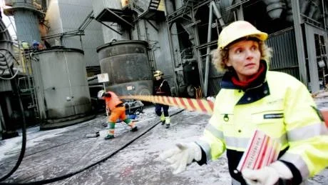 Sanering. Ett bränsle, bestående av bland annat lösningsmedel och färgrester, läckte igår ut på marken inne på Cementa. Ingenting rann dock ned i dagvattenledningarna, säger Kerstin Nyberg, miljöansvarig på Cementa.
