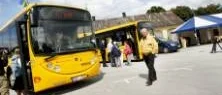 Nu rullar de gula bussarna på ön