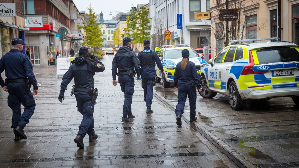 Polisen undersökte en lägenhet på tisdagen.