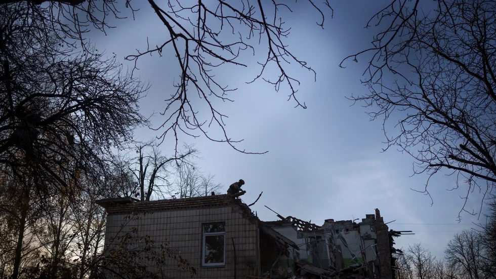 En ukrainsk militär på en skadad byggnad i Kiev. Arkivbild.