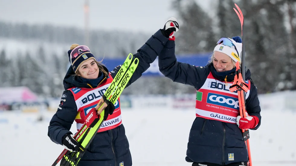 Ebba Andersson och Emma Ribom jublar efter stafettsegern i Gällivare. Det var första gången de vann en världscupstävling på svensk mark.