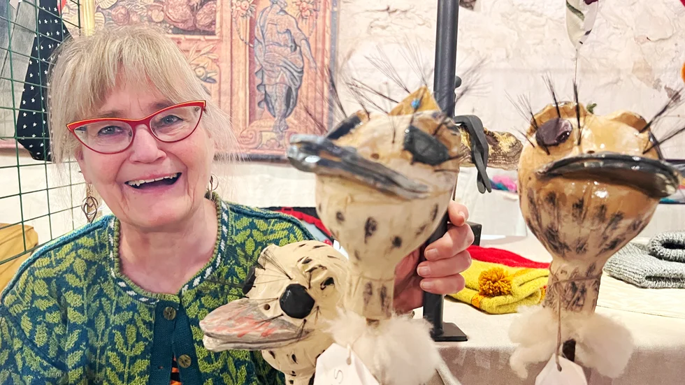 ”De är bra psykoterapeuter och man kan prata med dem om allting. Men jag blir lite koko i huvudet, jag pratar med dem hela tiden”, skrattar Inga-Lill Kolping från Kristinehamn. Hon gör strutsar i keramik och ahr gjort gjort över 1000 stycken genom de tio år hon hållit på. ”Jag har ett exceldokument med alla strutsar och namn, alla har ett eget. Jag brukar få kort skickade från dem.”