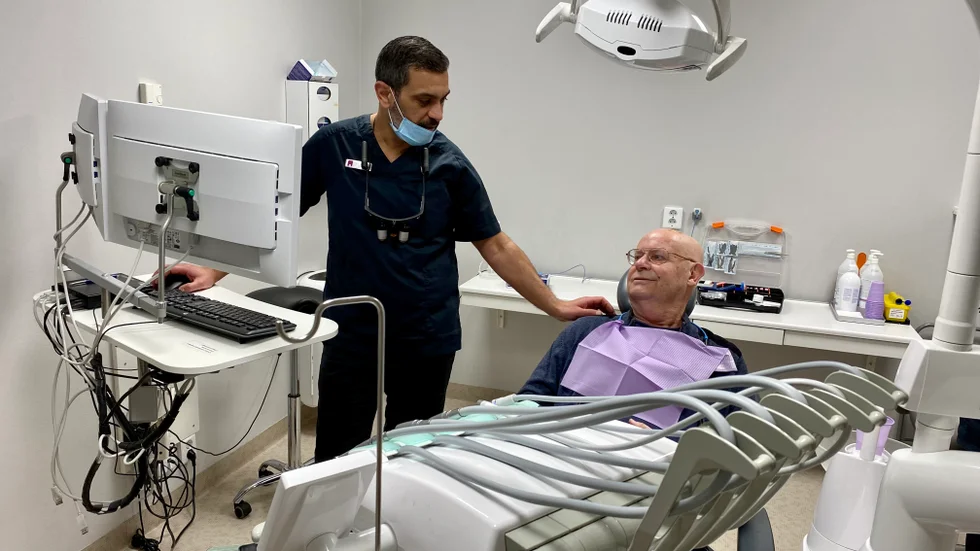 Tandläkare Ali Al-Durra tar hand om Birger Ericsson som inte fått någon ordentlig tandvård på tjugo år. 