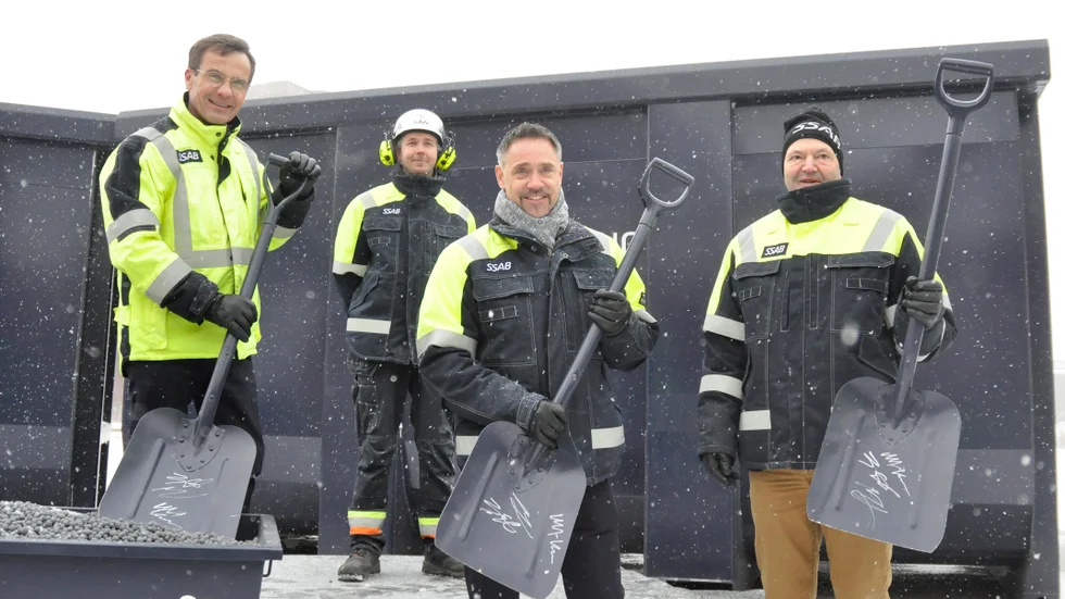 Statsminister Ulf Kristersson, SSAB Special steels divisionschef Johnny Sjöström och SSAB:s vd Martin Lindqvist har tagit första spadtaget till ljusbågsugnen i Oxelösund.