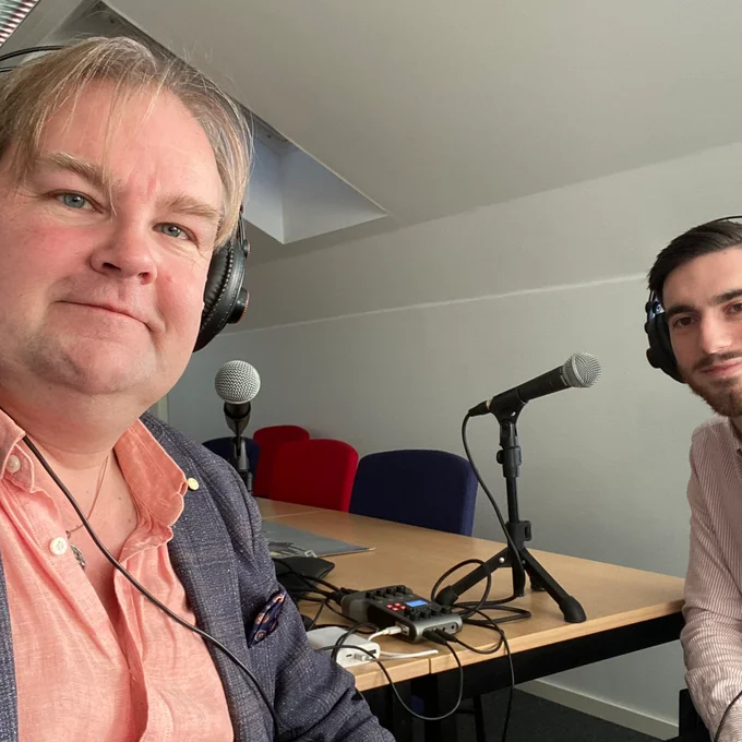 Radiosnack. Sakke Baginjan, fotbollsspelaren med stort Vadstenahjärta, gästar veckans Sportsnack hos Jens Bollius. Ett snack om VGIF och Vadstenafotbollen, plus Armenien och Italien och Milan.