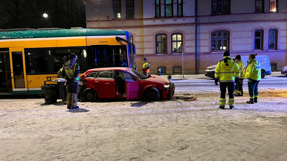 Bil och spårvagn kolliderade på Nygatan.