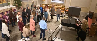 Här repar kören inför slutsålda konserterna