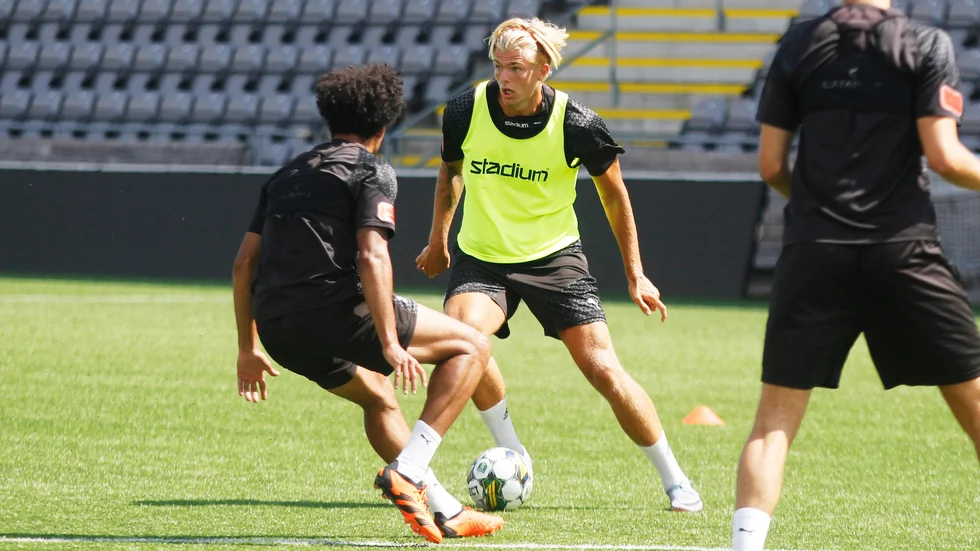 AFC Eskilstunas mittback Mattis Adolfsson hyllar tränaren Nolberto Solano. "Enligt mig är han den bästa tränaren jag haft under min karriär", säger 21-åringen.