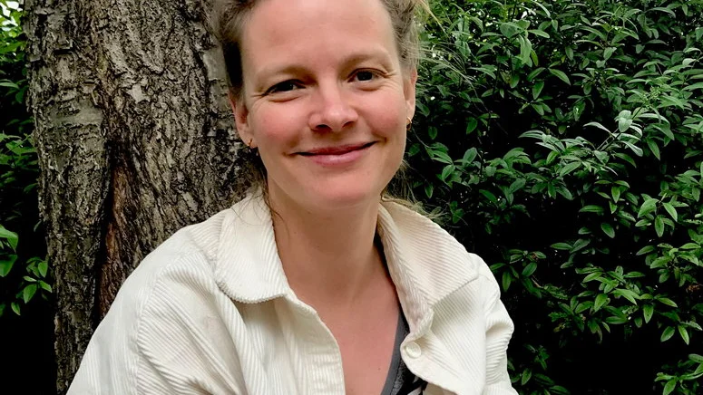 Kerstin Elias Costa gjorde fjolårets bästa bilderbok, enligt juryn för Elsa Beskow-plaketten. Pressbild.