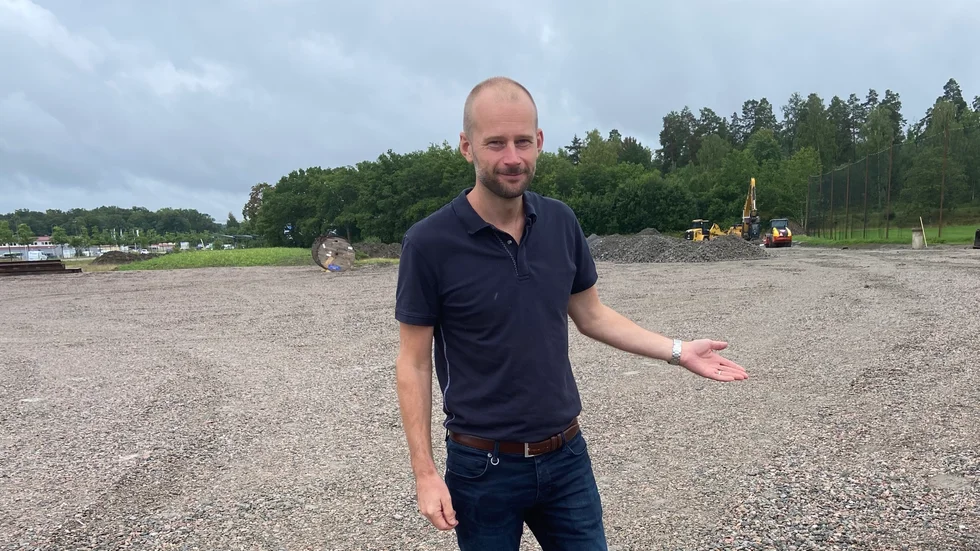 Erik Granbeck, projektledare på kommunen, berättar att den nya parkeringen som är del av den förminskade golfrangen har plats för minst 80 bilar. Just nu pågår arbetet med att färdigställa p-platsen, som till en början bli provisorisk. I bakgrunden ska ett pumphus anläggas.
