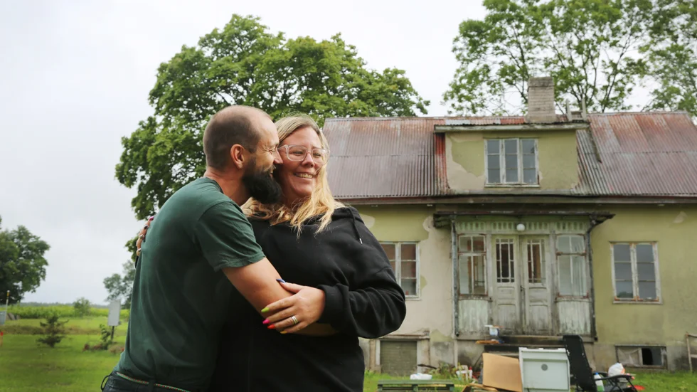 Många tyckte att huset i Vallstena borde rivas. Men paret såg potentialen och köpte det som en investering. ”Vi ville äga något tillsammans", säger Erik Franzén och Camilla Wiman.