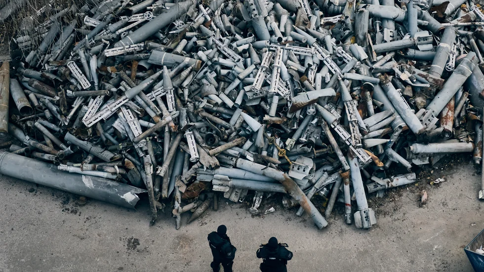 Ukrainska poliser granskar insamlade delar av ryska raketer, inklusive klusterammunition, efter en attack mot Charkiv i slutet av 2022. Arkivbild.