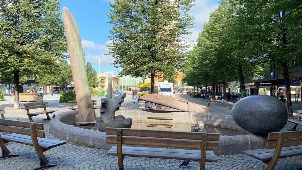Guldtorget i Skellefteå med statyn Lyftet.