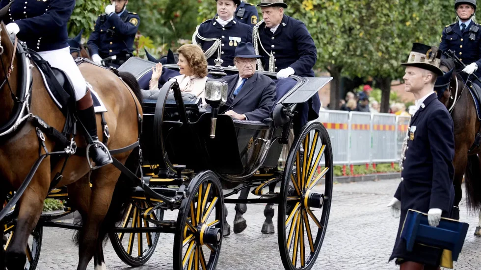 Royal couple arrives by horse-drawn carriage at Umeå city hall square to celebrate 50th anniversary as heads of state