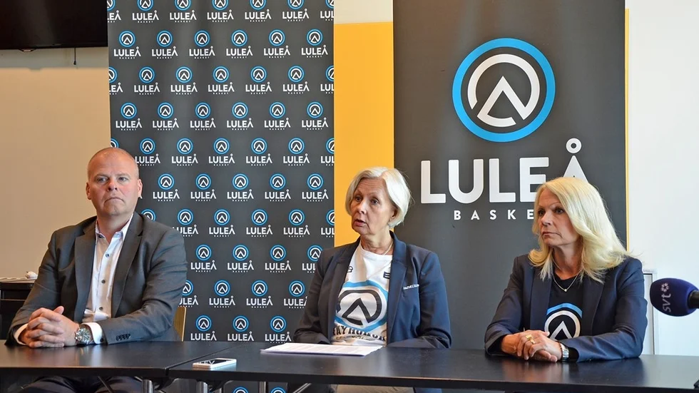 Luleå Baskets avgående klubbdirektör Urban Nordh, ordförande Britta Stoltz-Lundström och den tillträdande klubbdirektören Monica Wikström-Johansson.