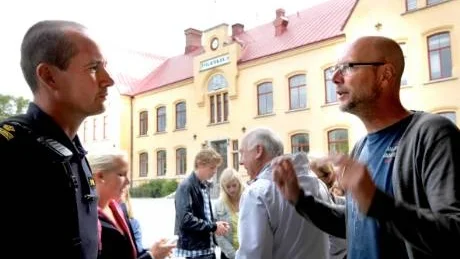 Conny Johansson är på Solbergaskolan och träffar personal och elever. Här står han med Martin Bogaeus som berättar om elevernas första dagar i skolan.