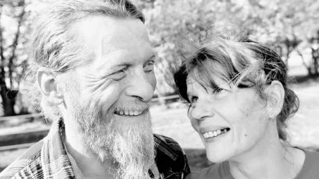 Yngve Åström och Elisabeth Hejdenberg i Ganthem är glada ägare till Mustangfölet, Tribute, som föddes i går.