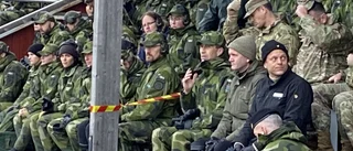 Här skjuter militärerna skarpt – se explosionerna