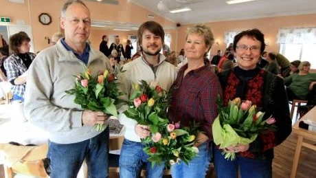 Prisade. Vid årsmötet avtackades Claes Berglund (t.v) för sina år i styrelsen. Hannes Nicklasson uppmärksammades för sin talang som fårklippare, medan Ingrid Söderlund och Ylva Eriksson fick hederspris för hög kvalitet på levererade slaktlamm.Foto: Rolf Jönsson