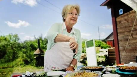 Tävlingsledare. Lisbet Spångberg Widén är ordförande i Stånga intresseförening och assisterade vid rabarberpajstävling. "Alla är lika goda säger de som smakar. Men de måste ju välja" sa hon.