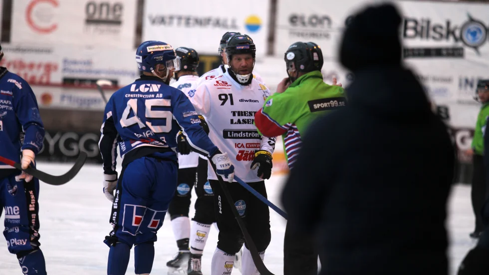 IFK Motalas Jonas Enander och Gripens veteran Johan Esplund i samspråk med domaren under lördagens elitseriematch.
