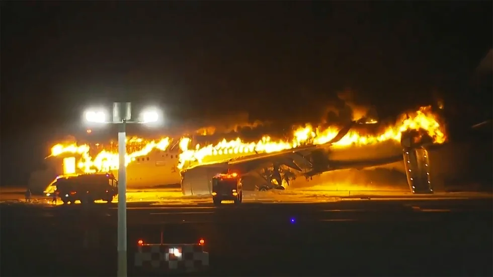 Ett passagerarflygplan började brinna efter att krockat med ett kustbevakningsflygplan på Haneda-flygplatsen i Tokyo. Ombord fanns den svenska familjen Deibe som alla kunde räddas.