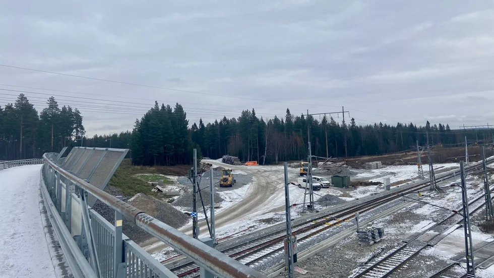 Det är en bit inne i skogen, som ses i mitten av bilden, som Away Group vill bygga 1600 bostäder. Den aktuella platsen ligger i skogspartiet till höger strax efter bron över järnvägen.