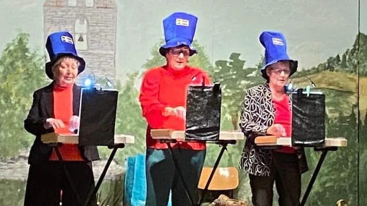 Astrid , Agneta och Elvira spexade ,sjöng och spelade cittra. Kul i Jul