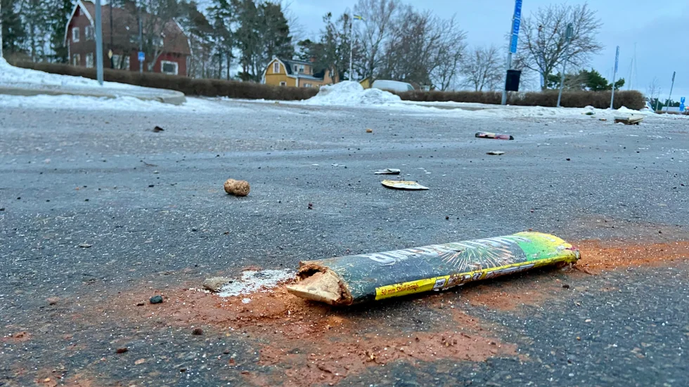På parkeringen nere vid hamnen vittnade flaskor, burkar och resterna av fyrverkerier om nattens stök som krävde polisinsats.