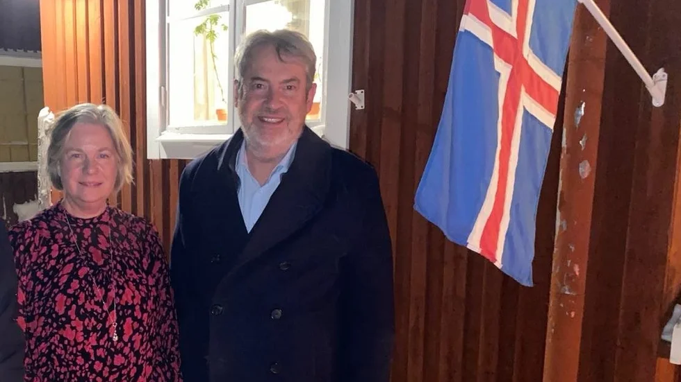 Pär Ahlberger tillsammans med Åsa Wikman, Solanderföreningens ordförande, vid den isländska flaggan utanför Solandergården. 