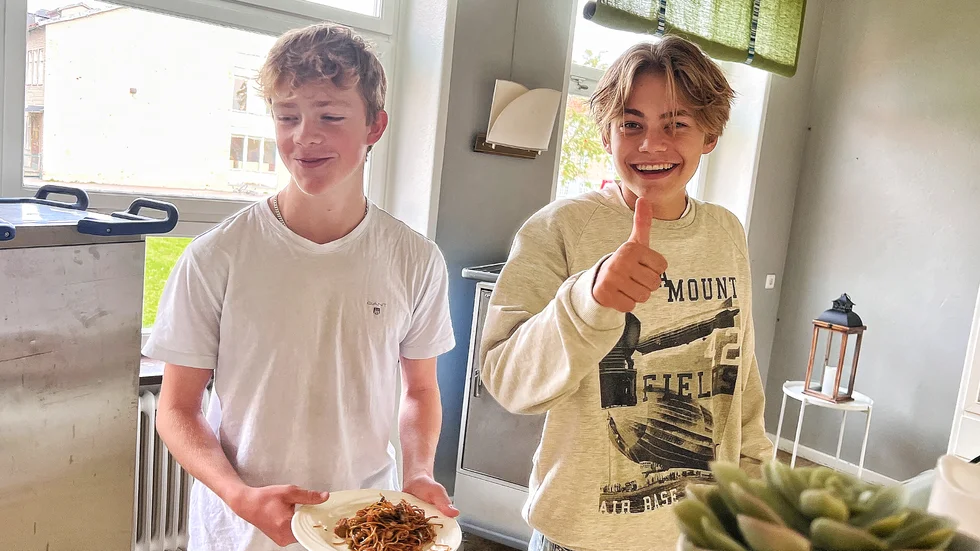 Tv. Arvid Mejsholm och Nils Wistedt, 8A: "Jag gillar den mesta maten i skolan, men fisk gillar jag inte lika bra. Jag gillar att "bulka" för att styrketräna och äter så mycket mat och protein som möjligt, det spelar ingen roll om det är kött, fisk, kyckling eller växtbaserat", säger Arvid. "Min favoritmat är vegetarisk Simsu-kebab, kebabsåsen är viktig, då spelar det ingen roll vad det är för protein i kebaben 'kebab som kebab'. Det kan väl vara bra med mer protein från växtriket, jag gillar kikärter". I dag är det vegetarisk Nudelwok på menyn, det är 'görgött' ", säger Nils.