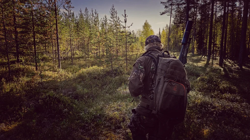 Vissa jägare vågar inte kritisera skogsbolagen av rädsla att förlora jakträtten. Skogsbolagen menar dock att ingen förlorar sina jaktmarker för att de har uttryckt kritik. Jägaren på bilden har inte uttalat sig i artikeln.