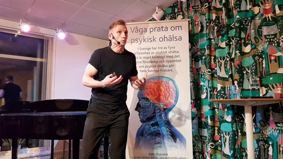 Axel Schylström är artisten och föreläsaren som på bara några år gick från att kämpa för livet på sjukhus – till att tävla i Idol och Melodifestivalen och leva ett liv i rampljuset.