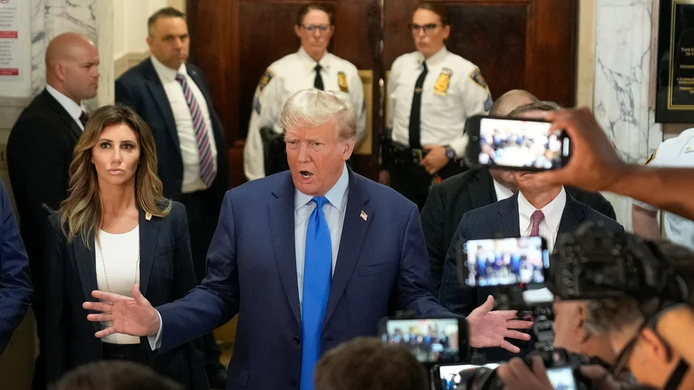 Donald Trump talar till media när han anländer till domstolen i New York.