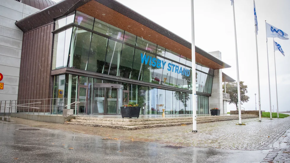 Innanför de stora glaspartierna finns trappan som borde åtgärdas.