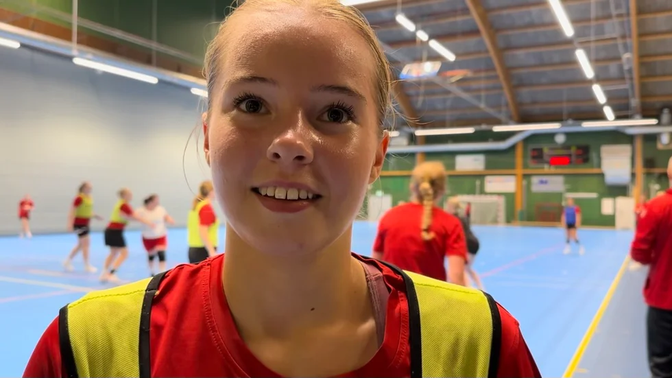 Ebba Salomonsson säger att hon vill våga satsa ännu mer i nästa match. Hon har flyttats upp i A-truppen i år och gjorde sin seniordebut i premiären mot Arbrå förra helgen. Nu hoppas hon på hemmaseger.